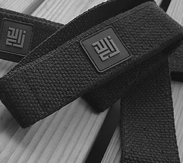 Et par Vægtløftning Straps ligger ved siden af hinanden