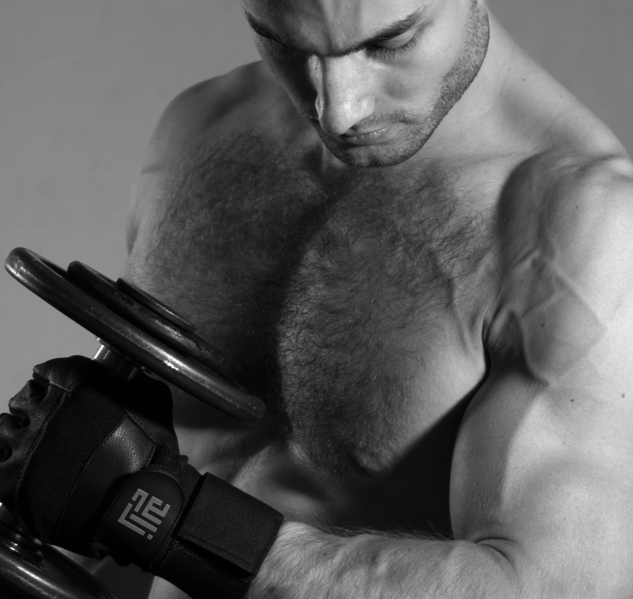 Nærbillede af ZLC træningshandsker med håndledsstøtte under styrketræning