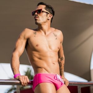 Mand viser Navy Velgørenhedsarmbånd fra ZLCOPENHAGEN