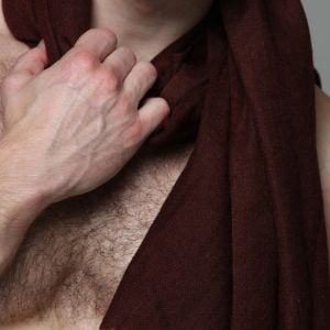 Pashmina shawl Bordeaux colour from ZLC- Ulrik is the model - Details