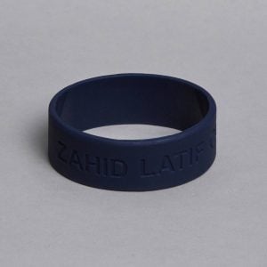 Nærbillede af det elegante Navy Velgørenheds armbånd fra ZLCOPENHAGEN, der hviler på et håndled. Dette billede fremhæver armbåndets detaljer og kvalitet, der understøtter velgørende formål med hvert køb.