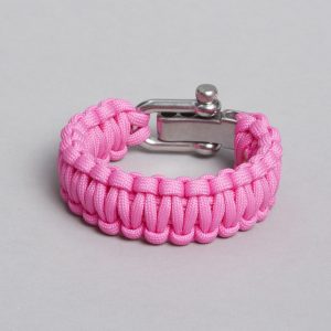Adjustable back view of ZLCOPENHAGEN's pink paracord bracelet, macramé knotted, with logo-engraved metal clasp for breast cancer support. Kræftens Bekæmpelse armbånd & ZLCOPENHAGEN