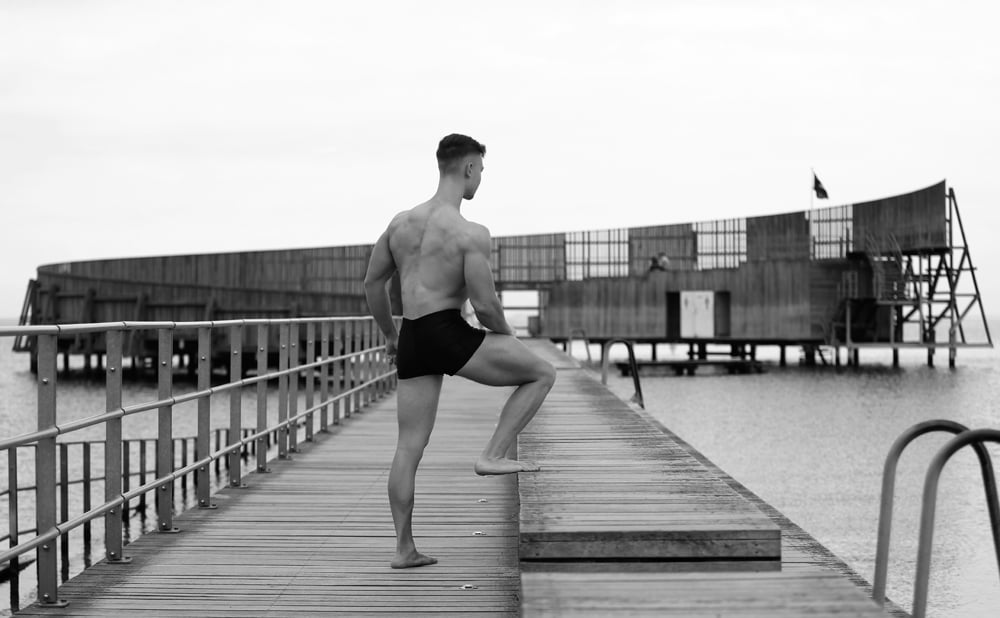 Formbetonte Herren Hotpants mit klarer Silhouette und körpernahem Schnitt