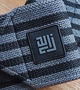 Tag din træning til det næste niveau med vores AlphaFlex CrossFit wrist wraps. Et perfekt match af styrke og stil i et slående sort-gråt stribet design fra ZLCOPENHAGEN