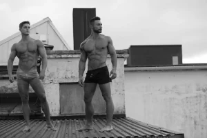 To mænd iført boxershorts til mænd i bambus og bomuld – bæredygtigt undertøj med lange ben i tidløst design.