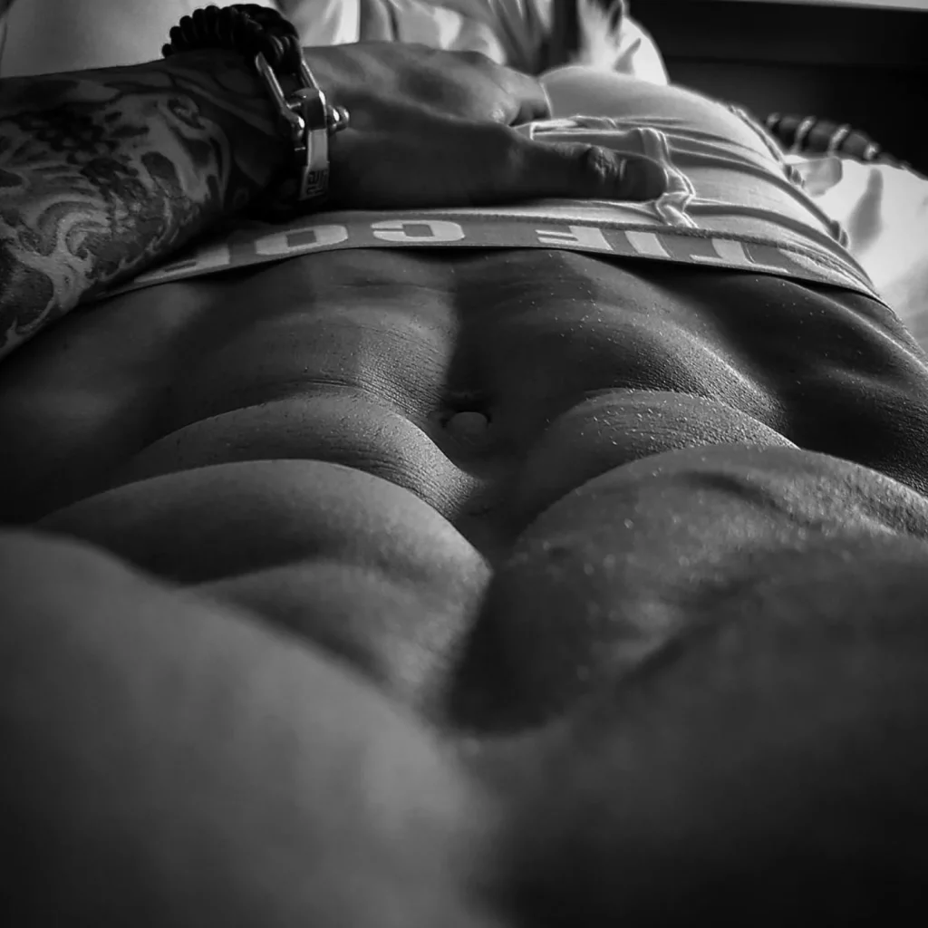 Pulsera paracord para hombre con cierre metálico, abdominales marcados y ropa interior ZLCOPENHAGEN resaltando el paquete.